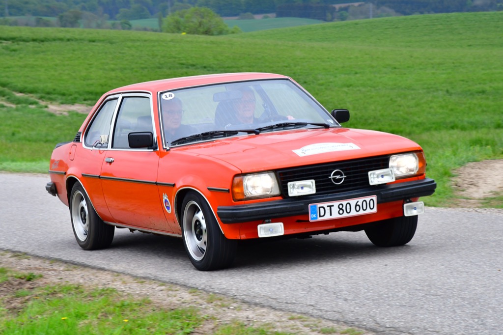 Efter tæt kamp i Sportsklassen, kunne Hans-Jørn Søgaard Andersen, Silkeborg og Kaj Mikkelsen, Sporup, Opel Ascona B – 1980, køre hjem med klassesejren med blot 13,9 strafpoint.
(Foto: Morten Dam)